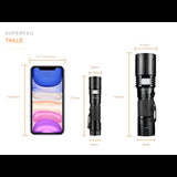 Dimensions de la lampe de poche Superfire X60-T comparées à un iPhone, montrant différentes tailles