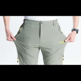 Démonstration de l'extensibilité du pantalon cargo gris clair pour homme, élasticité du tissu