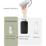 Doublure de sac de couchage ultralégère compactée dans son sac de rangement, comparée à une bouteille de 535 ml