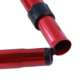Détail de l'articulation d'une canne pliante rouge en aluminium.