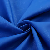 Détail du tissu bleu imperméable de la veste de randonnée, texture et finition