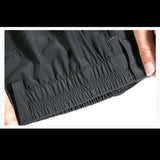 Détail de la taille élastique du pantalon de randonnée noir