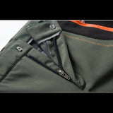 Détail de la fermeture éclair et bouton du pantalon imperméable, protection contre le froid et l'humidité