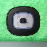 Détail de la lampe frontale sur bonnet tricoté vert fluo, éclairage puissant pour l'extérieur