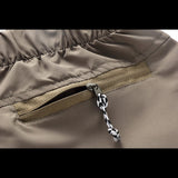 Détail de la poche arrière avec fermeture éclair sécurisée sur le pantalon tactique d'été