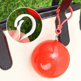 Détail du crochet de suspension du poncho imperméable portable en boule rouge