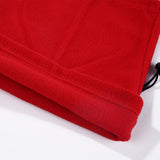 Détail de la couture sur un cache-cou d'hiver en polaire rouge, solide et durable