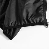 Détail de la veste imperméable noire montrant l'intérieur en velours pour plus de confort