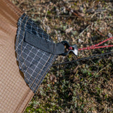 Détail du coin renforcé de la tente de randonnée marron avec sangle et attache