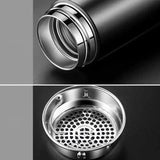 Détail de la bouteille thermos noire montrant l'intérieur en acier inoxydable et le filtre amovible, 500 ml