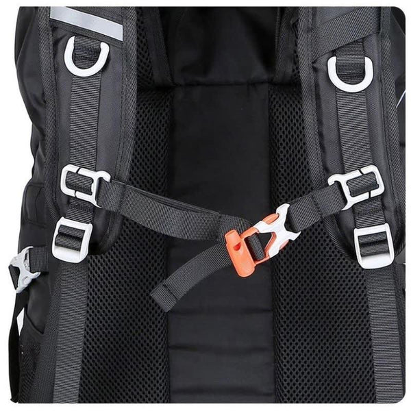 Détails des sangles et fermetures du sac à dos de randonnée noir 50L avec boucle de sécurité orange