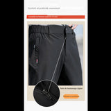 Détails de la fermeture zippée d'un pantalon noir d'été grande taille pour homme