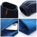 Détails de la veste polaire bleue pour homme, avec poignet élastique et poche zippée pour smartphone