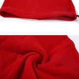 Détails du tissu en polaire rouge d'un cache-cou d'hiver, chaud et doux