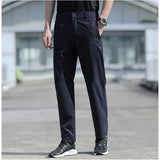 Homme portant un pantalon bleu marine d'été grande taille, avec poches zippées