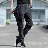 Homme portant un pantalon gris d'été grande taille, matériau extensible