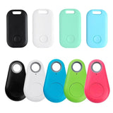 Différentes variantes de localisateurs Bluetooth en noir, blanc, bleu, ver