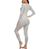 Ensemble de sous-vêtements thermiques gris pour femme, modèle debout de dos