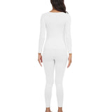 Ensemble de sous-vêtements thermiques blanc pour femme, modèle en position décontractée