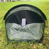 Entrée ouverte de la tente de camping noire, montrant l'intérieur spacieux
