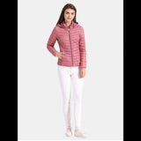 Femme debout portant une veste matelassée rose avec capuche, vue de face
