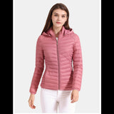 Femme portant une veste matelassée rose avec capuche, plan rapproché de face