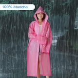 Femme portant un manteau de pluie rose en extérieur sous la pluie