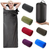 Femme utilisant un sac de couchage polaire ultraléger, variantes de couleurs disponibles pour le camping en plein air