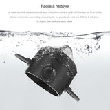 Filtre à café pliable en acier inoxydable noir immergé dans l'eau pour montrer la facilité de nettoyage