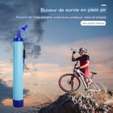 Filtre à eau portable utilisé par un cycliste pour boire de l'eau pure en plein air