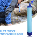 Filtre portable utilisé dans une rivière pour purifier l'eau, idéal pour la survie en nature