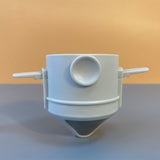 Filtre à café pliable blanc en acier inoxydable montrant une vue latérale de l'entonnoir réutilisable