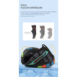 Flexibilité des chaussures aquatiques noires avec motifs colorés, montrant leur capacité à se plier facilement
