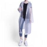 Femme portant un manteau de pluie transparent, de face