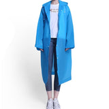 Femme portant un manteau de pluie bleu, de face