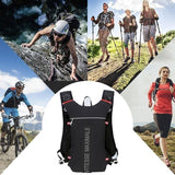 Gilet d'hydratation en action, utilisé par des coureurs et randonneurs, polyvalent et confortable