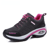 Chaussures de marche pour femmes en gris et rose, semelles épaisses, design robuste et élégant
