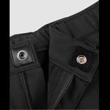 Gros plan sur la fermeture du pantalon de trekking pour femme, avec bouton pression et scratch pour un ajustement sécurisé.
