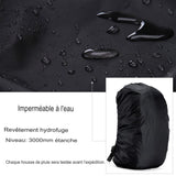 Gros plan sur une housse de sac à dos imperméable noire avec gouttes d'eau, montrant son efficacité