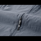 Gros plan sur la fermeture éclair de la veste de randonnée imperméable, détail de la finition et de la résistance