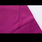 Gros plan sur le tissu imperméable rose du pantalon de randonnée pour femme