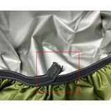 Gros plan sur une housse de sac à dos imperméable verte, avec une fermeture élastique noire pour un ajustement sécurisé