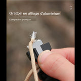 Gros plan sur le grattoir en alliage d'aluminium du bracelet de survie