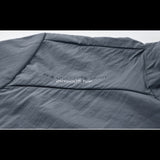 Gros plan sur l'inscription 'Outdoor Top' de la veste de randonnée, esprit d'aventure