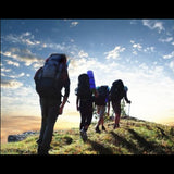 Groupe de randonneurs équipés pour une excursion en plein air au coucher du soleil