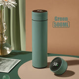Bouteille thermos verte de 500 ml avec affichage numérique de la température, sur fond neutre