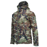 Texte: Veste SoftShell camouflage vert pour hommes, conçue pour les sports d'aventure et la randonnée 