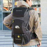 Homme avec sac à dos de randonnée noir 50L, adapté pour les longues randonnées