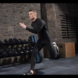 Homme courant en salle de sport avec un t-shirt de compression noir, fitness, entraînement