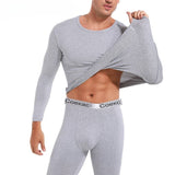 Homme en sous-vêtements thermiques gris, étirant le tissu pour montrer l'élasticité 